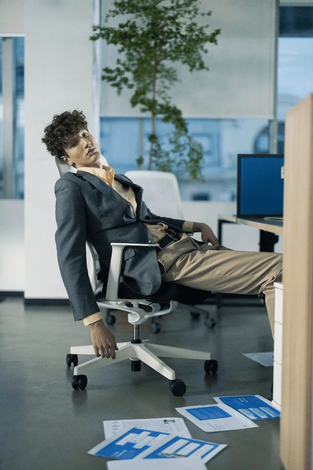 cadeira ergonomica no ambiente de trabalho