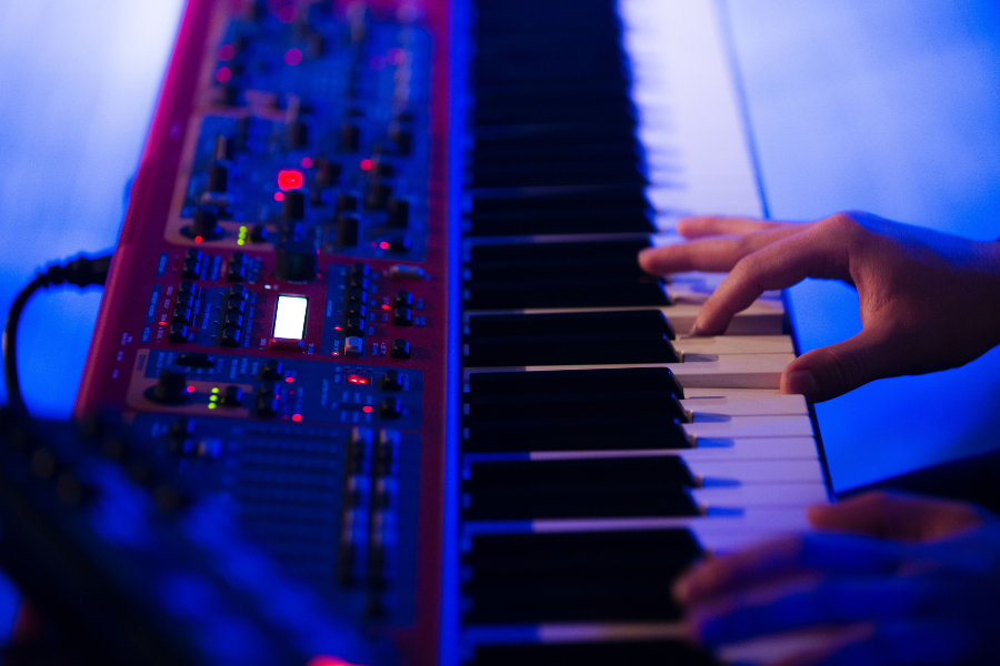 tipos de teclados musicais
