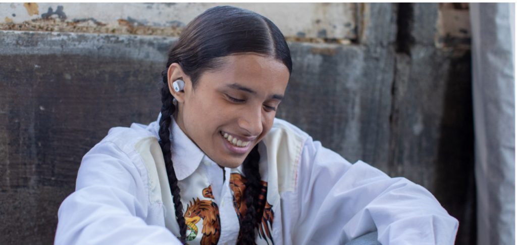 Homem usando o melhor fone de ouvido Beats intra-auricular